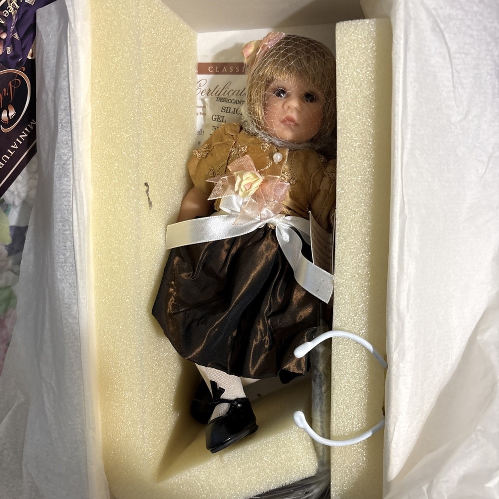 Lee‎ Middleton Classic Miniatures "Hannah" 9 in Doll, Edition COA #626 -- NRFB